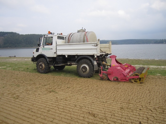 Bodenaufbereitung bei Saalburg mit Unimog und Anbaugeraet